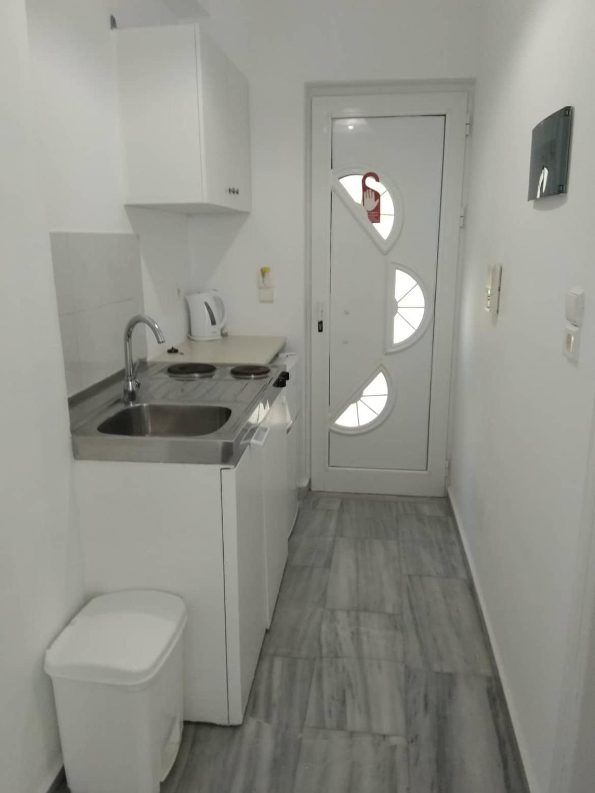 Studio (3 Adults),1558621114:JPEG