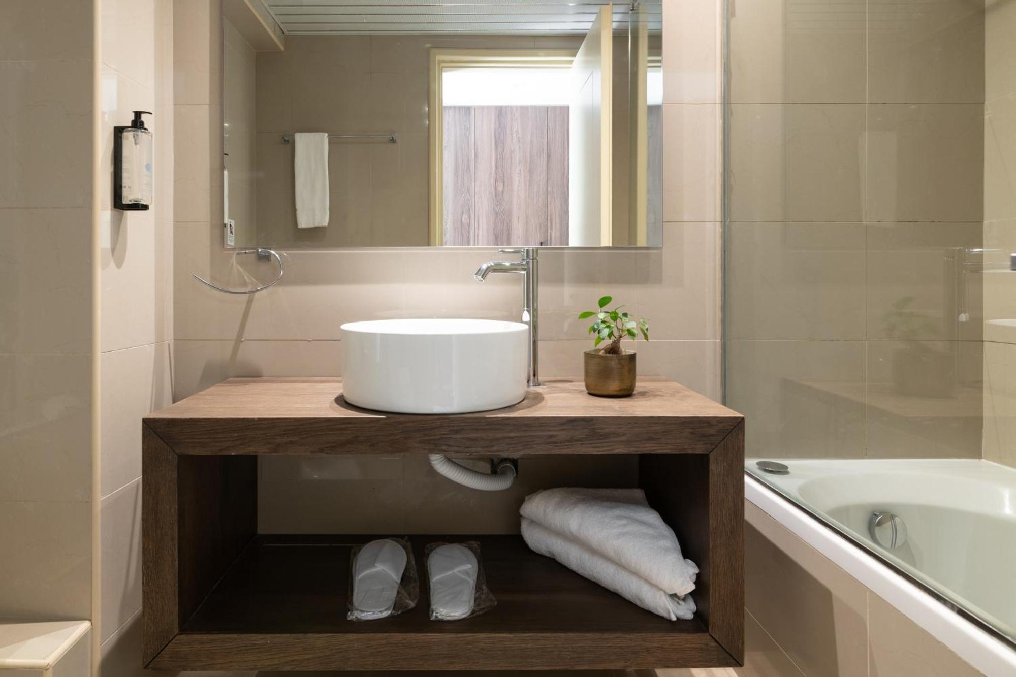 Deluxe One Bedroom Suite with Sharing Pool,1601728334:JPEG