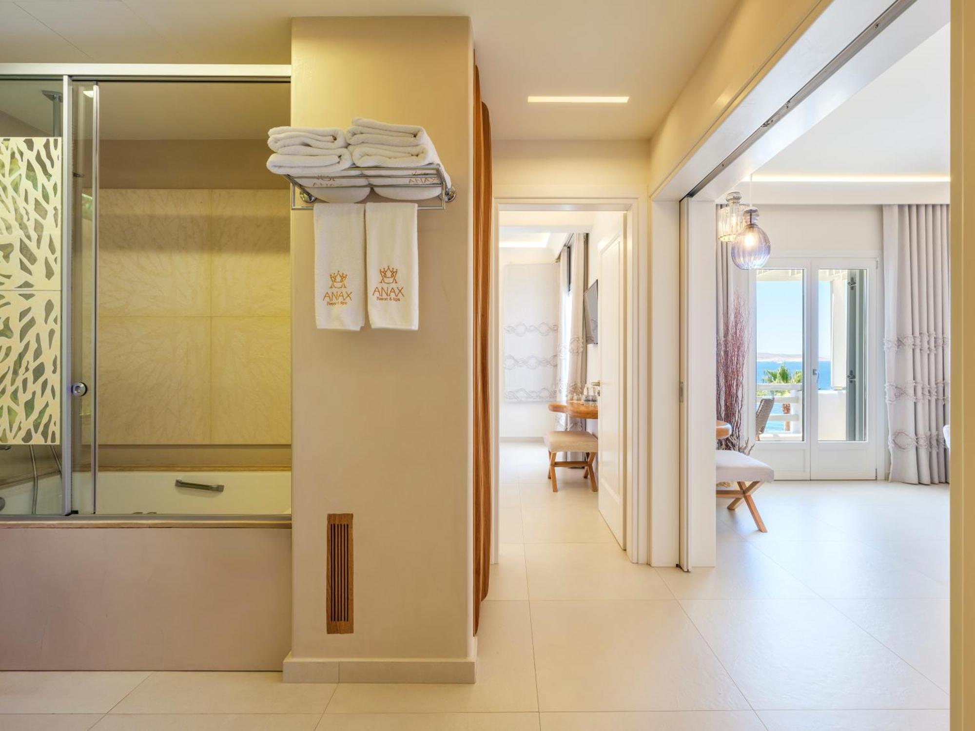 Suite 2 Chambres Exécutive - Vue Latérale sur Mer