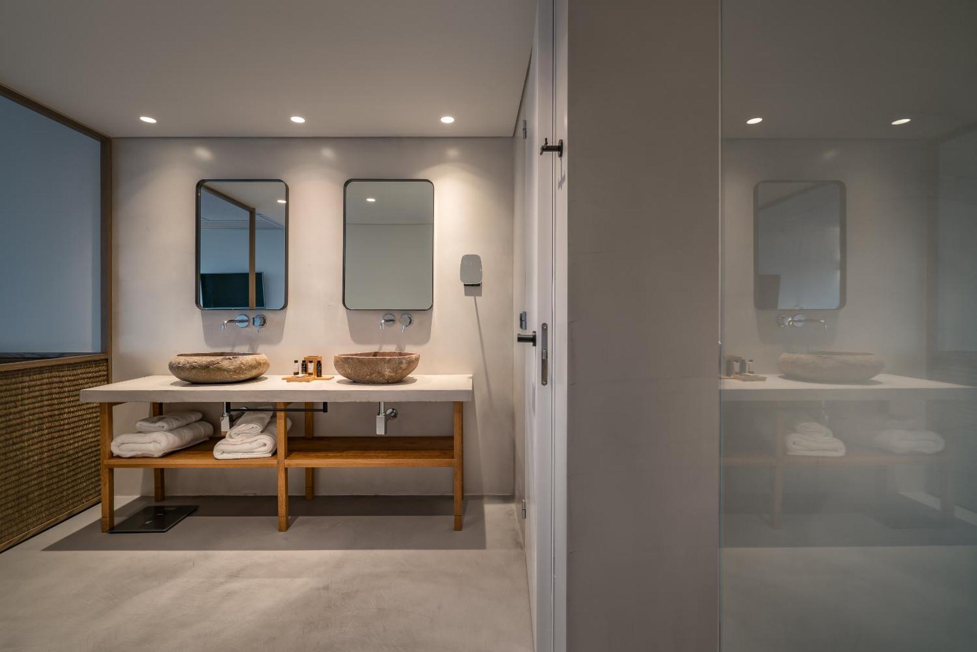 Junior Suite Swim up heated pool