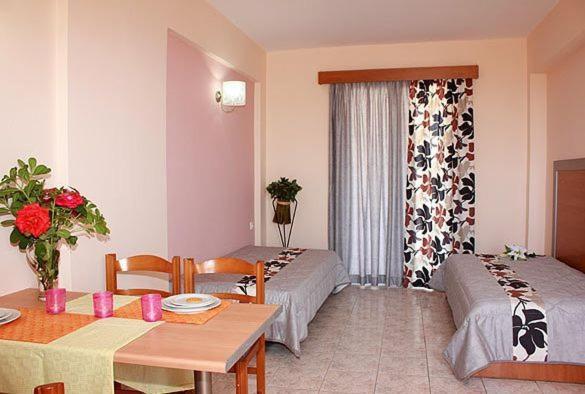 Family Room (4 Adults),63591736:JPEG