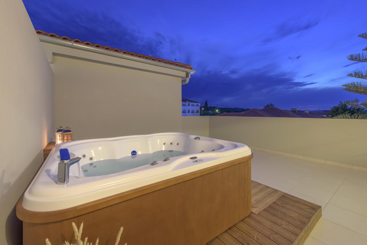Suite Hot Tub,711689944:JPEG