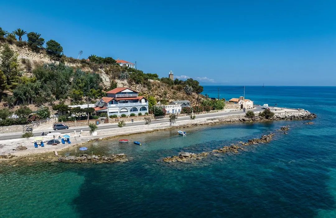 Elena'S Seafront Deluxe Studios-1